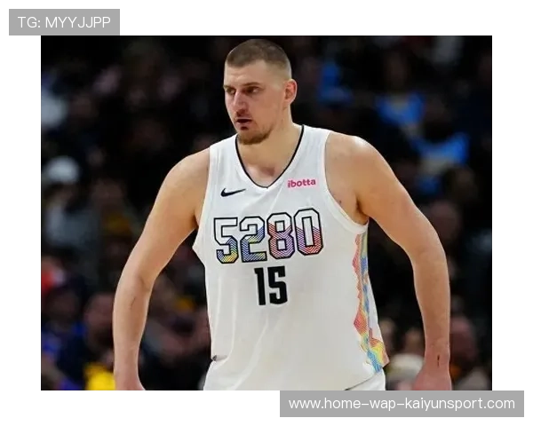 约基奇背身勾射轻松打进，掘金持续扩大分差